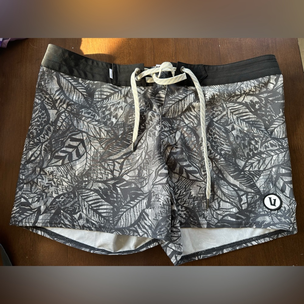 Vuori Sea Bound Boardshort Charcoal Leaf (Small)